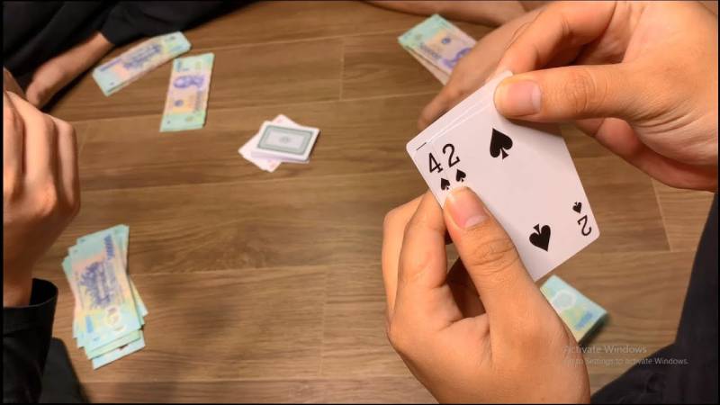 Chờ đợi lá bài tốt từ nhà cái